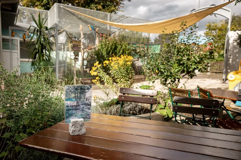 Oberer Biergarten mit Blick auf den Eingangsbereich und die Südamerika Außenanlage