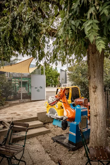 Spielgeräte für Kinder am Eingangsbereich