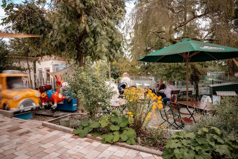 Oberer Biergarten bei den Meerschweinchen und Kaninchen